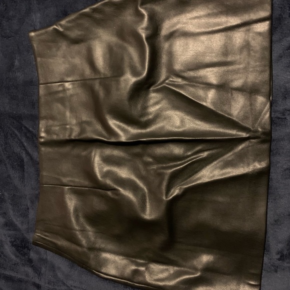 Leather zip up skirt - Picture 3 of 3